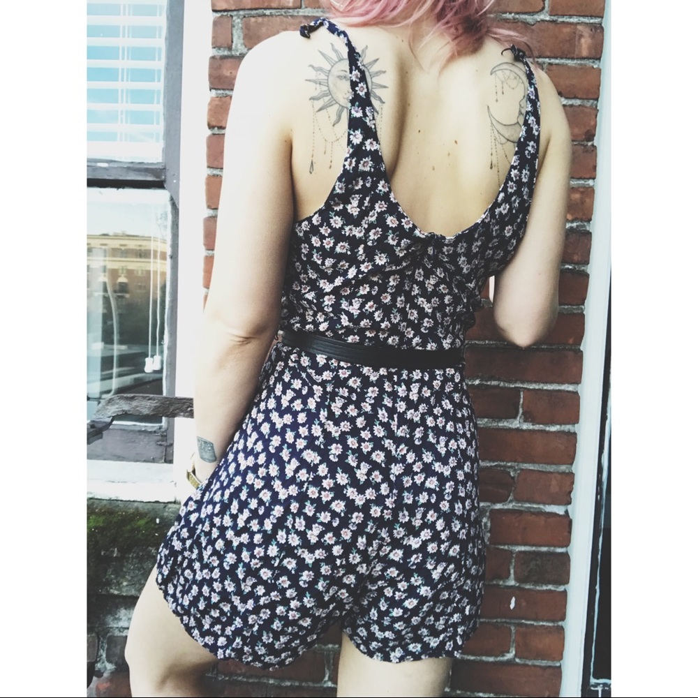 Adorable floral romper. - Picture 4 of 4